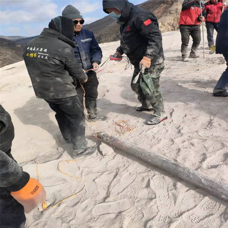 河北邯郸矿洞岩石开采掘进中德鼎立化碳爆破