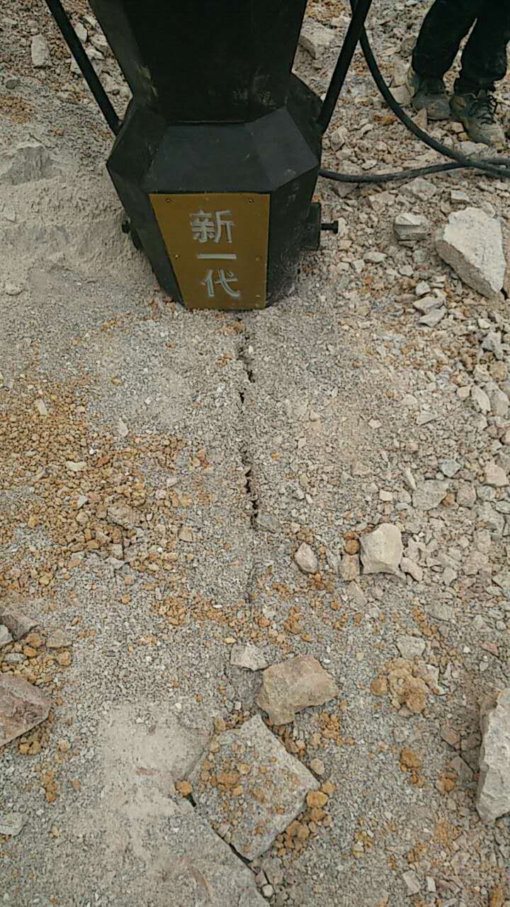 挖地基道路扩宽破硬石头液压劈裂机