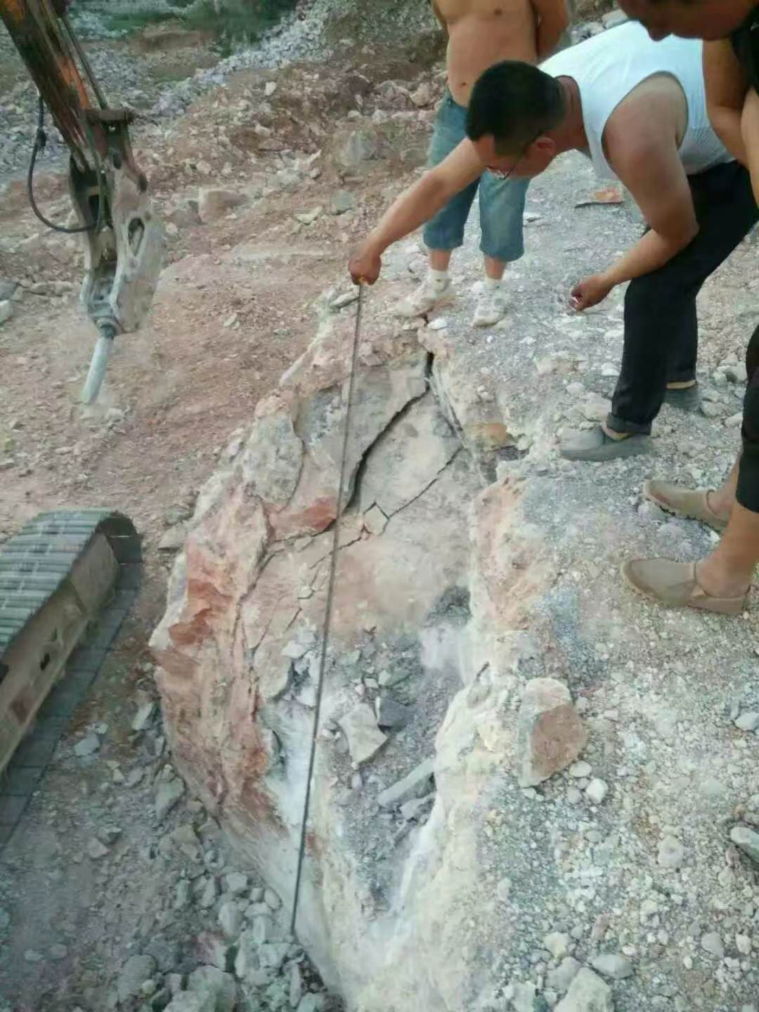 道路建设硬石头如何开挖岩石分裂机
