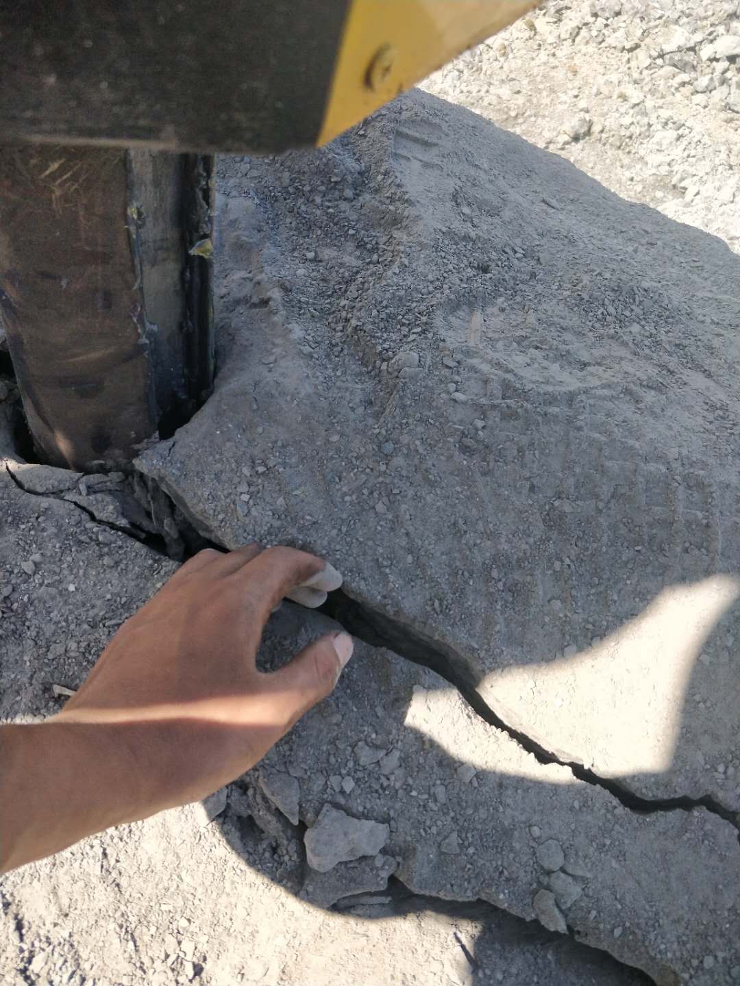 石头坚硬钩机打不动用岩石分裂机