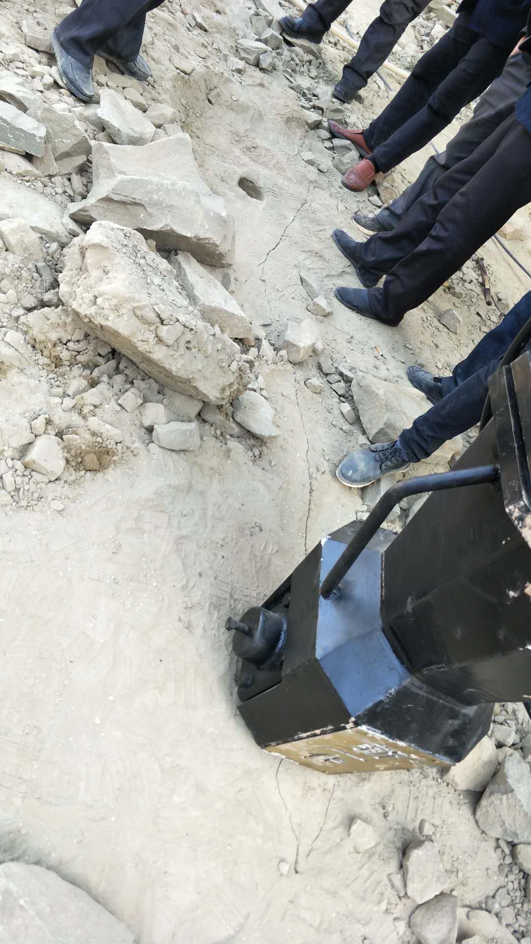 竖井小基坑硬石头挖不动用劈裂机