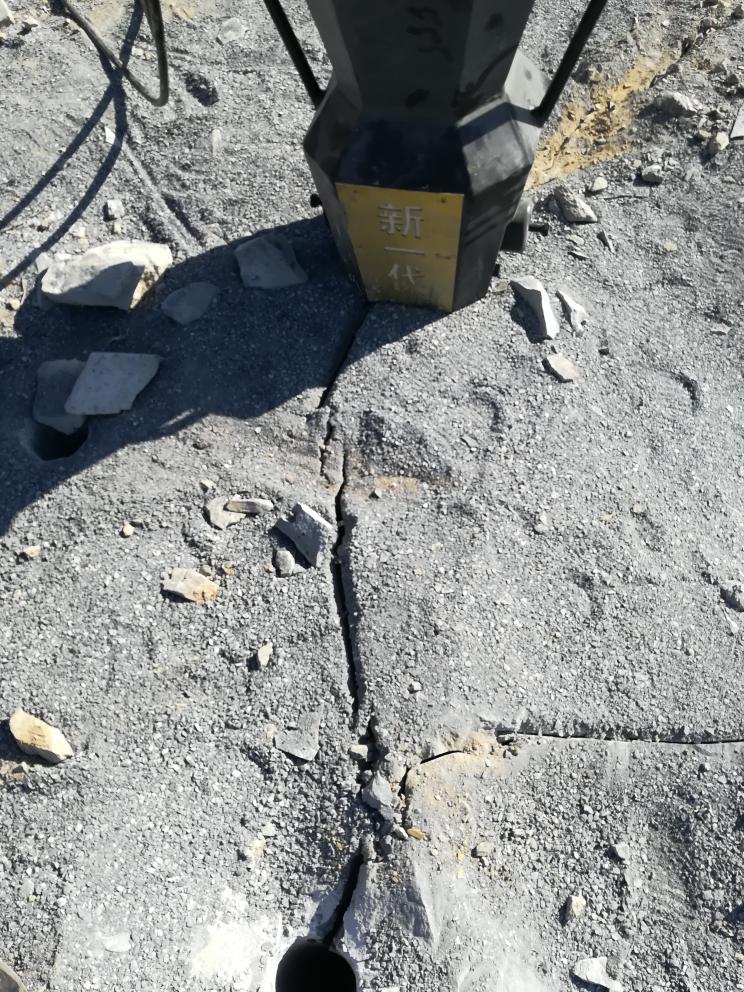 硬石坑道挖掘机挖不动液压劈裂机