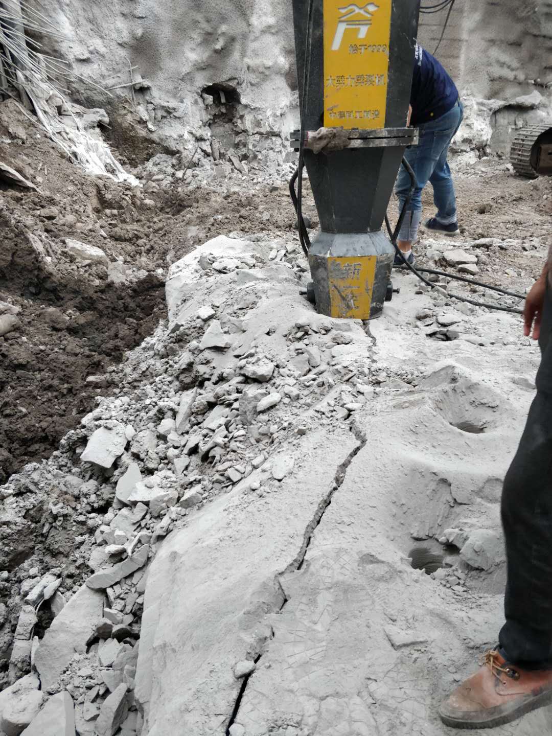 石头太硬挖掘机破不开用分裂机