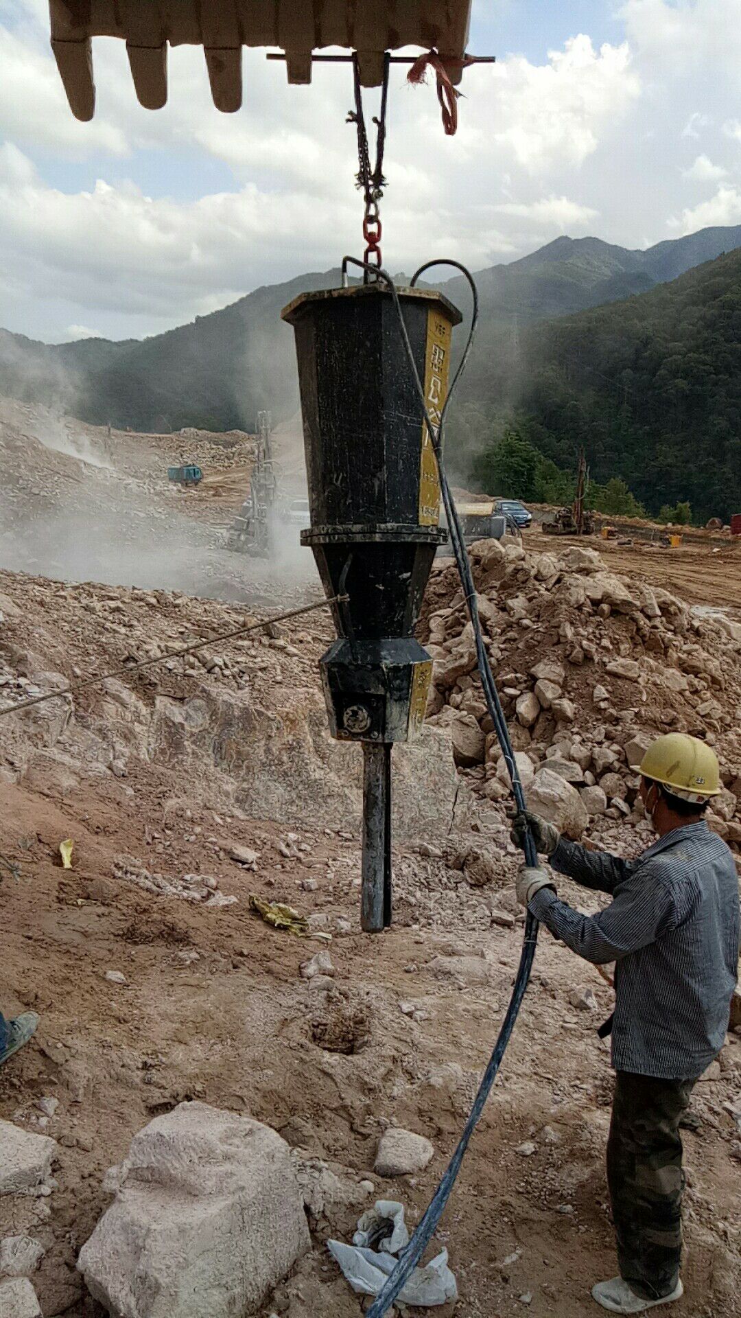 修水库挖基础石头劈裂机
