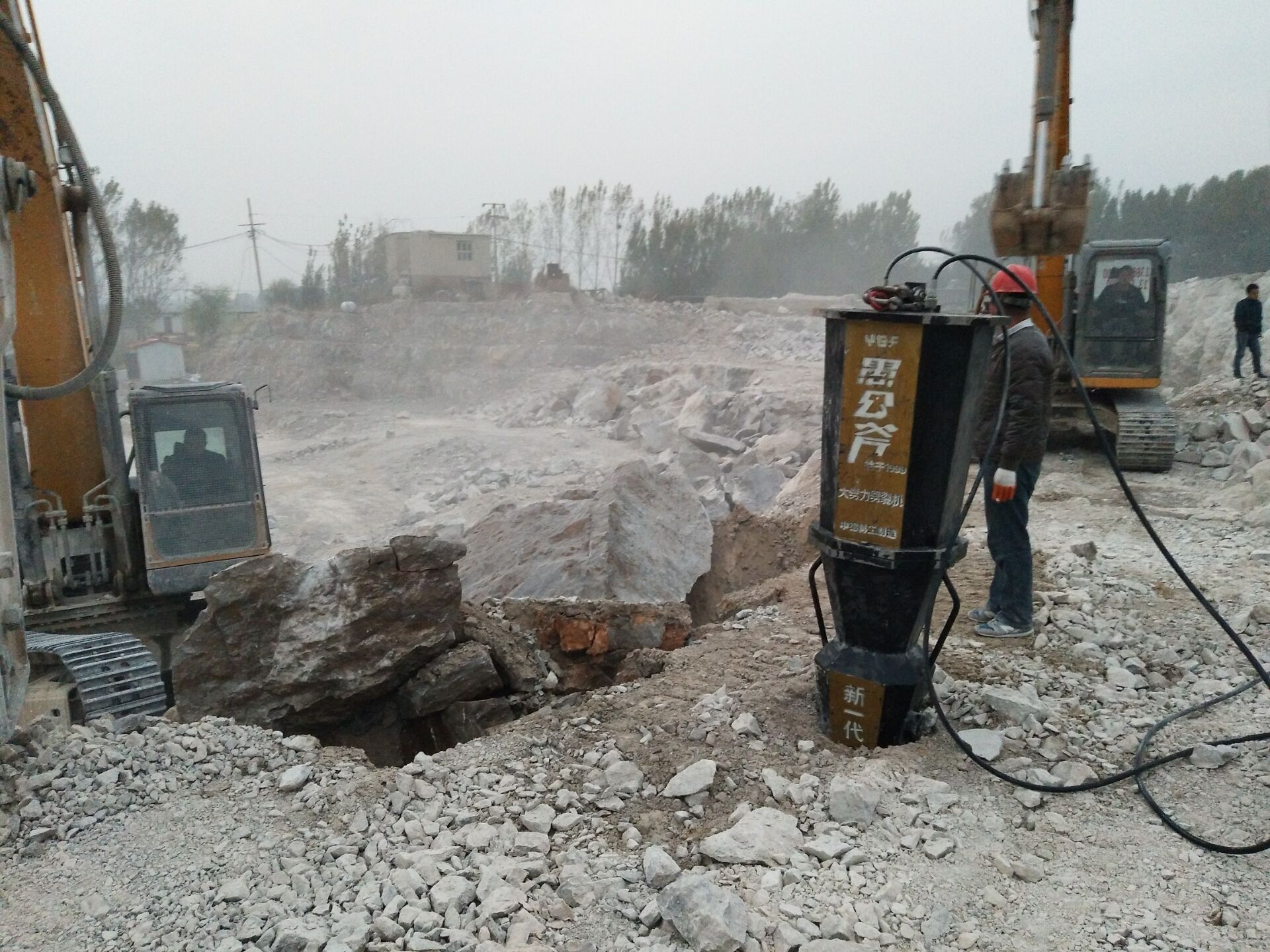 挖基坑遇到坚硬石头用机器分裂机