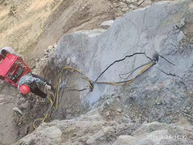 矿下遇到坚硬石头安全液压劈裂机