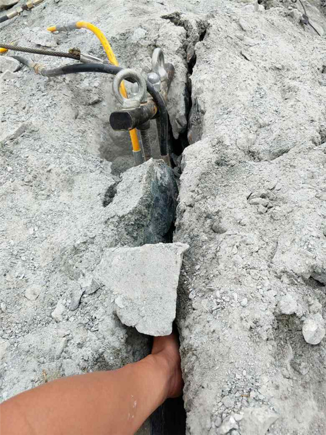 挖孔桩遇到石头什么方法快劈裂机