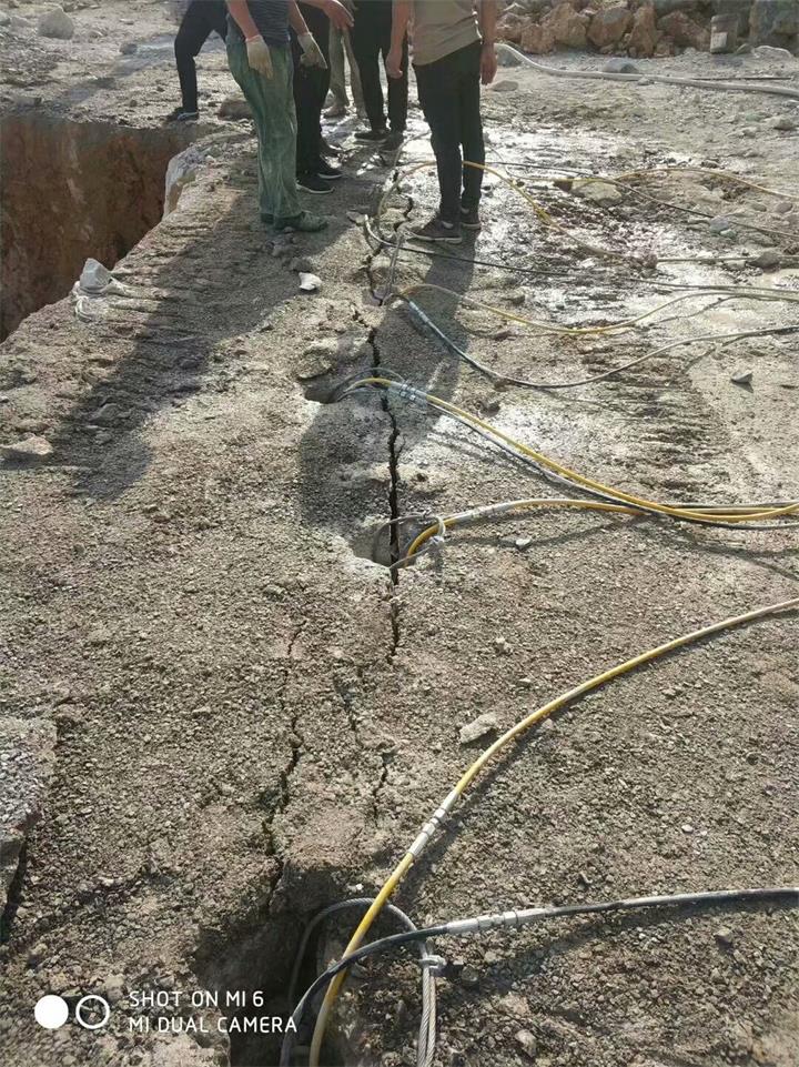 挖竖井遇到硬石头液压劈裂机