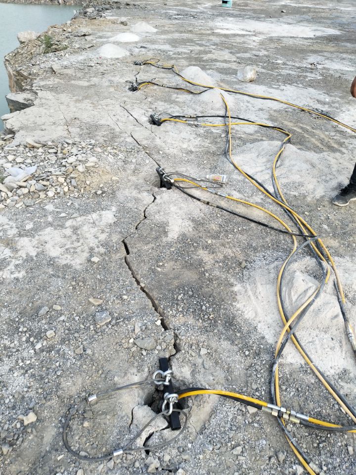 岩石层基坑的切割法施工工法分裂机