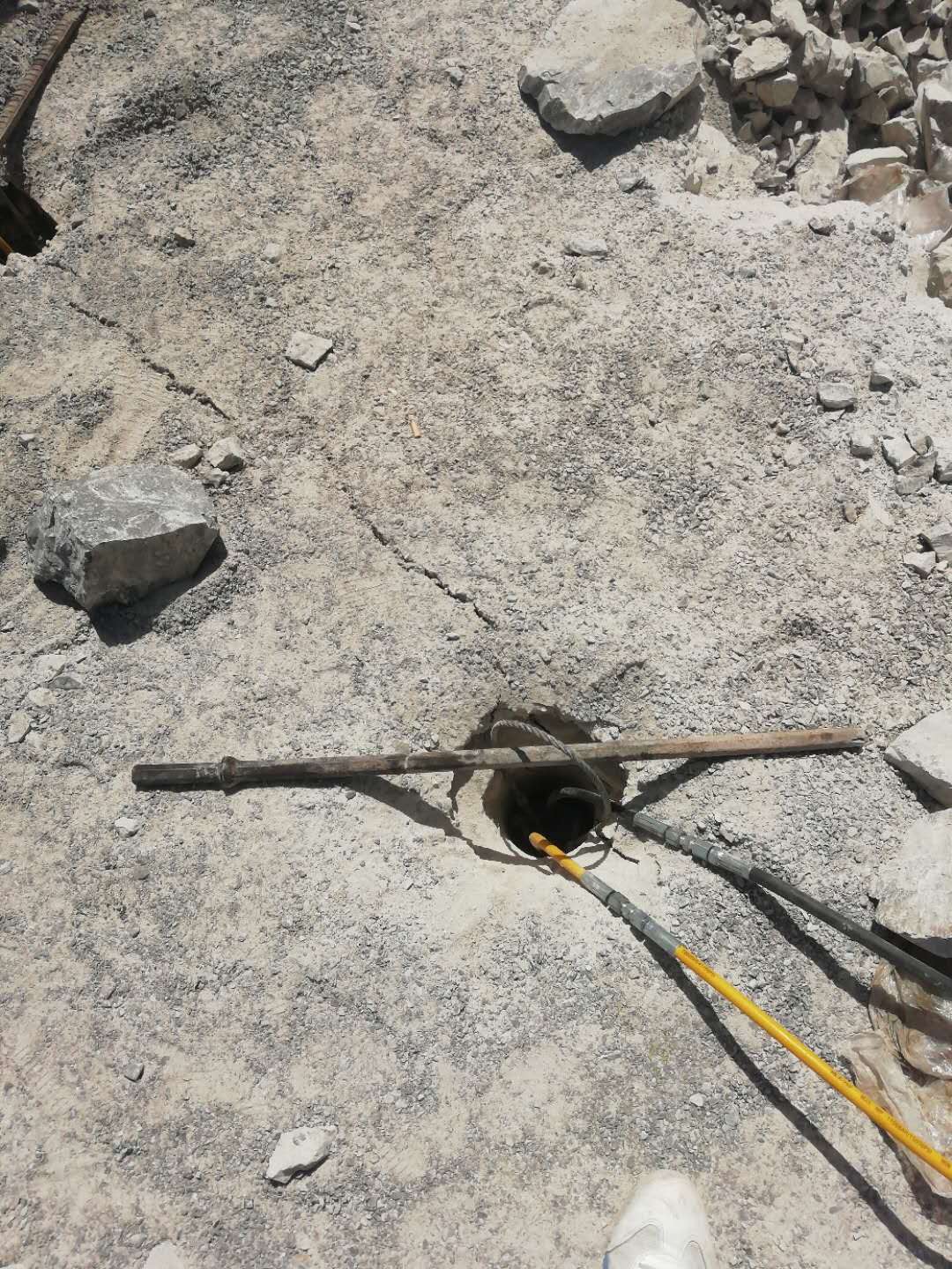 管沟掘进开采遇到硬石头用劈裂机