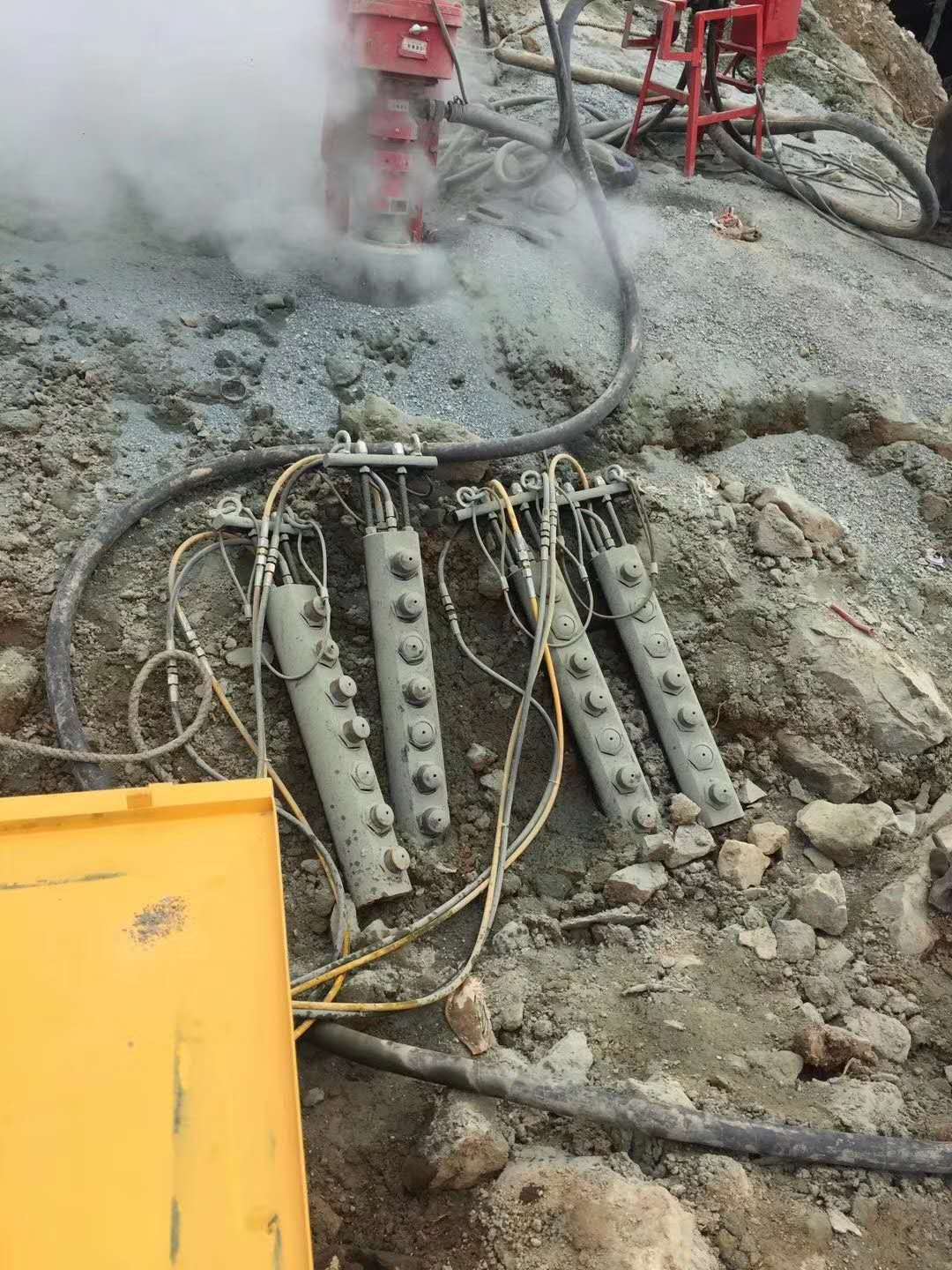 挖地基遇到坚硬岩石拆石机分裂机
