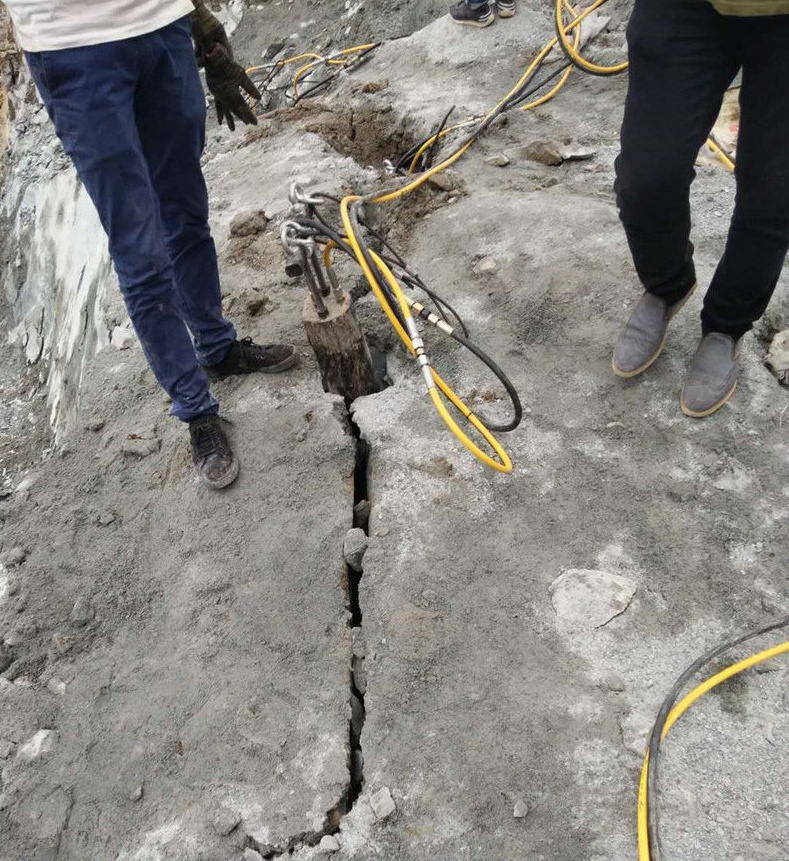 道路建设硬石头如何开挖岩石分裂机