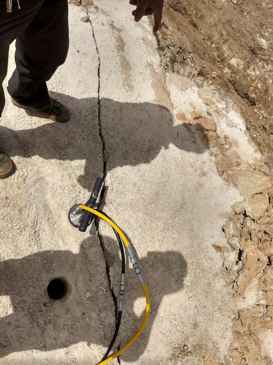 挖掘机开采岩石设备劈裂机