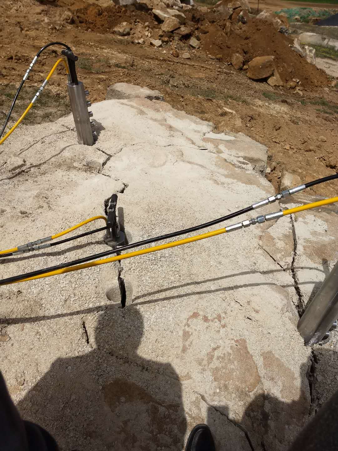 沟渠拆除石块岩石分裂机