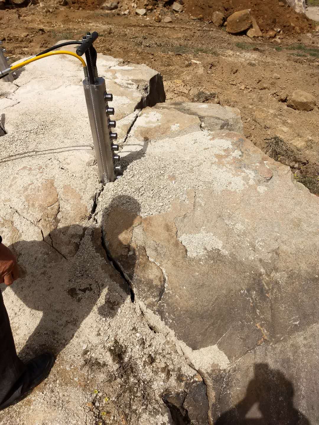 挖沟槽遇到硬石头快速分裂机