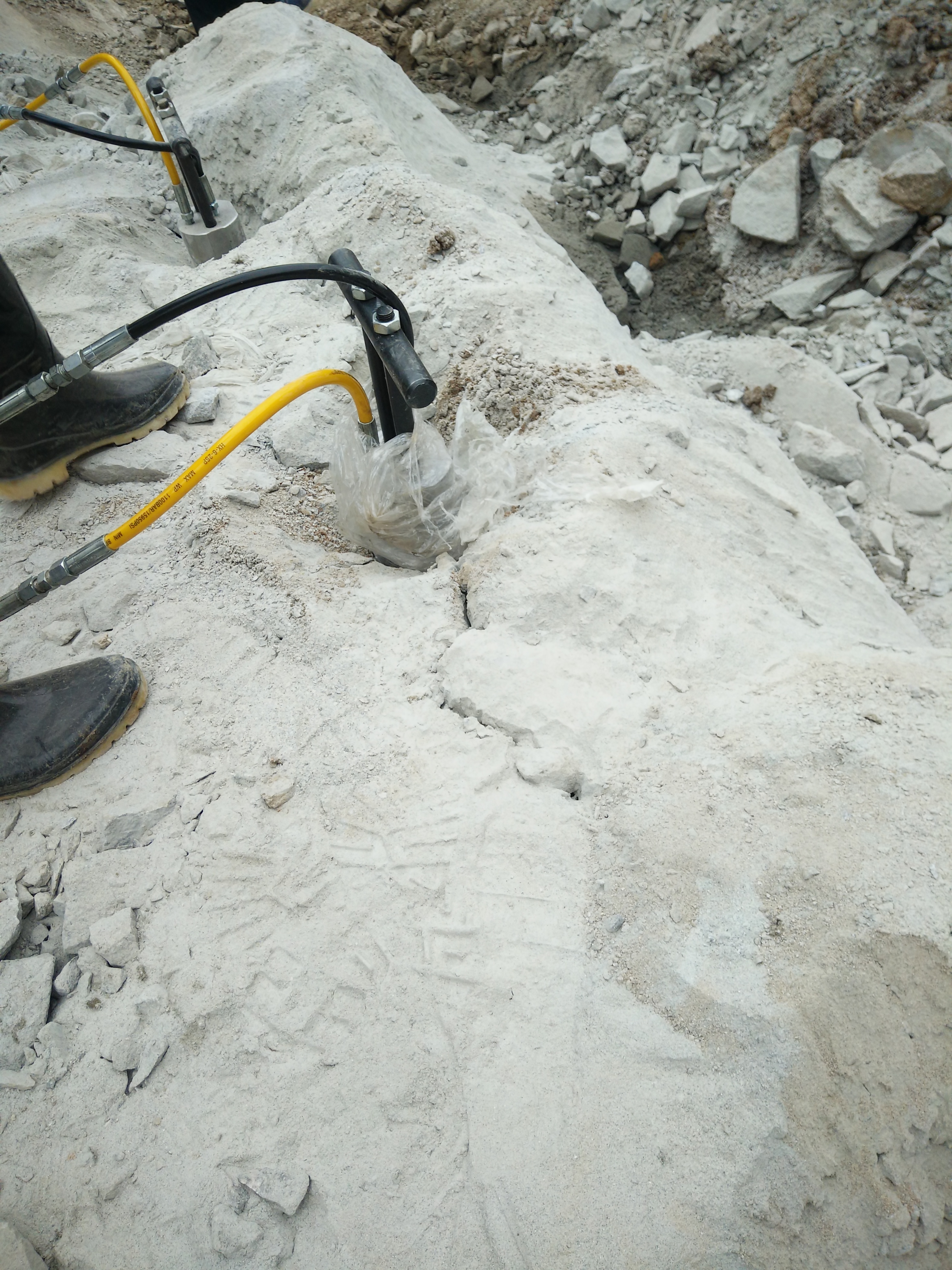 沟槽开挖遇到石头液压劈裂机