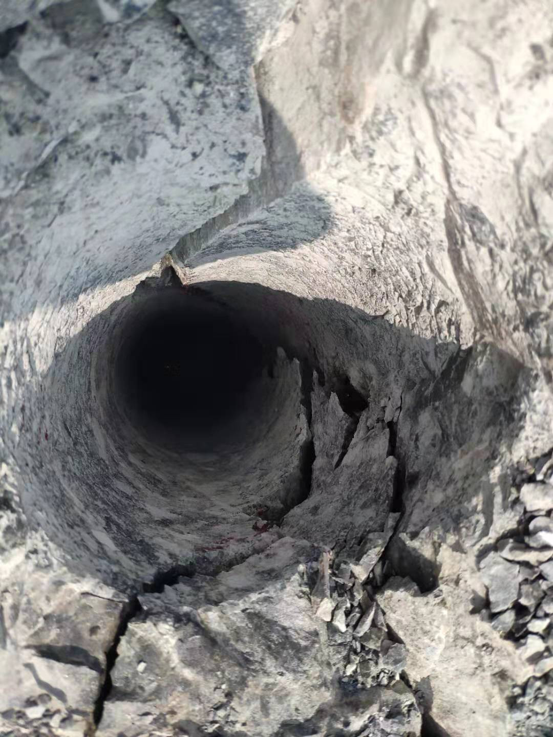 隧道开挖石头太硬用分裂机