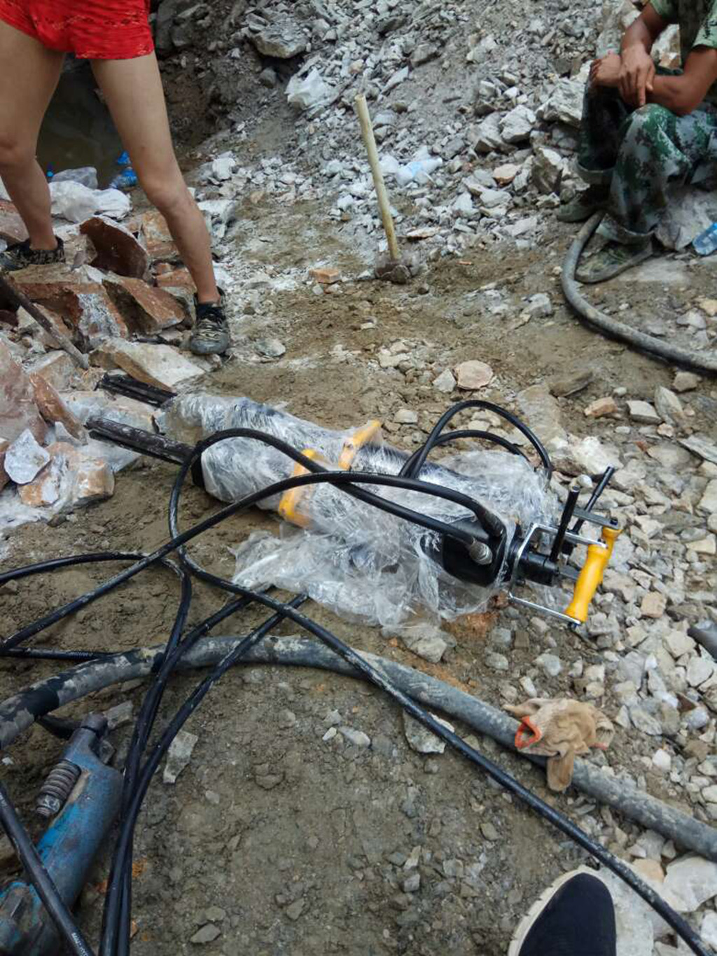 挖掘沟槽硬石头劈裂机