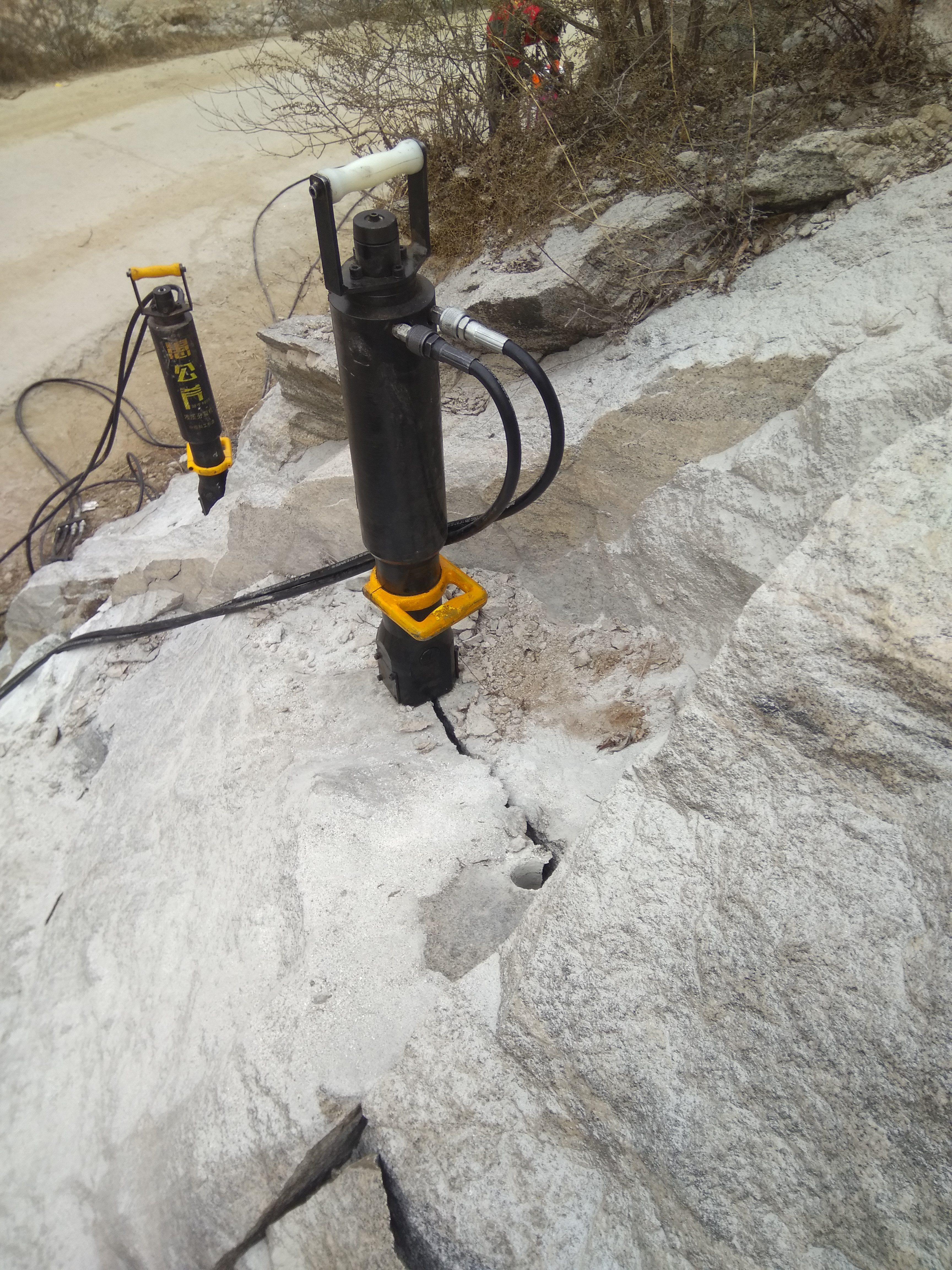 挖基坑遇到硬石头液压分裂机