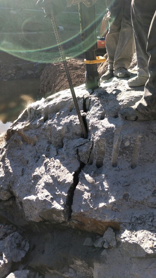 小型深基坑工程破裂岩石液压劈裂机