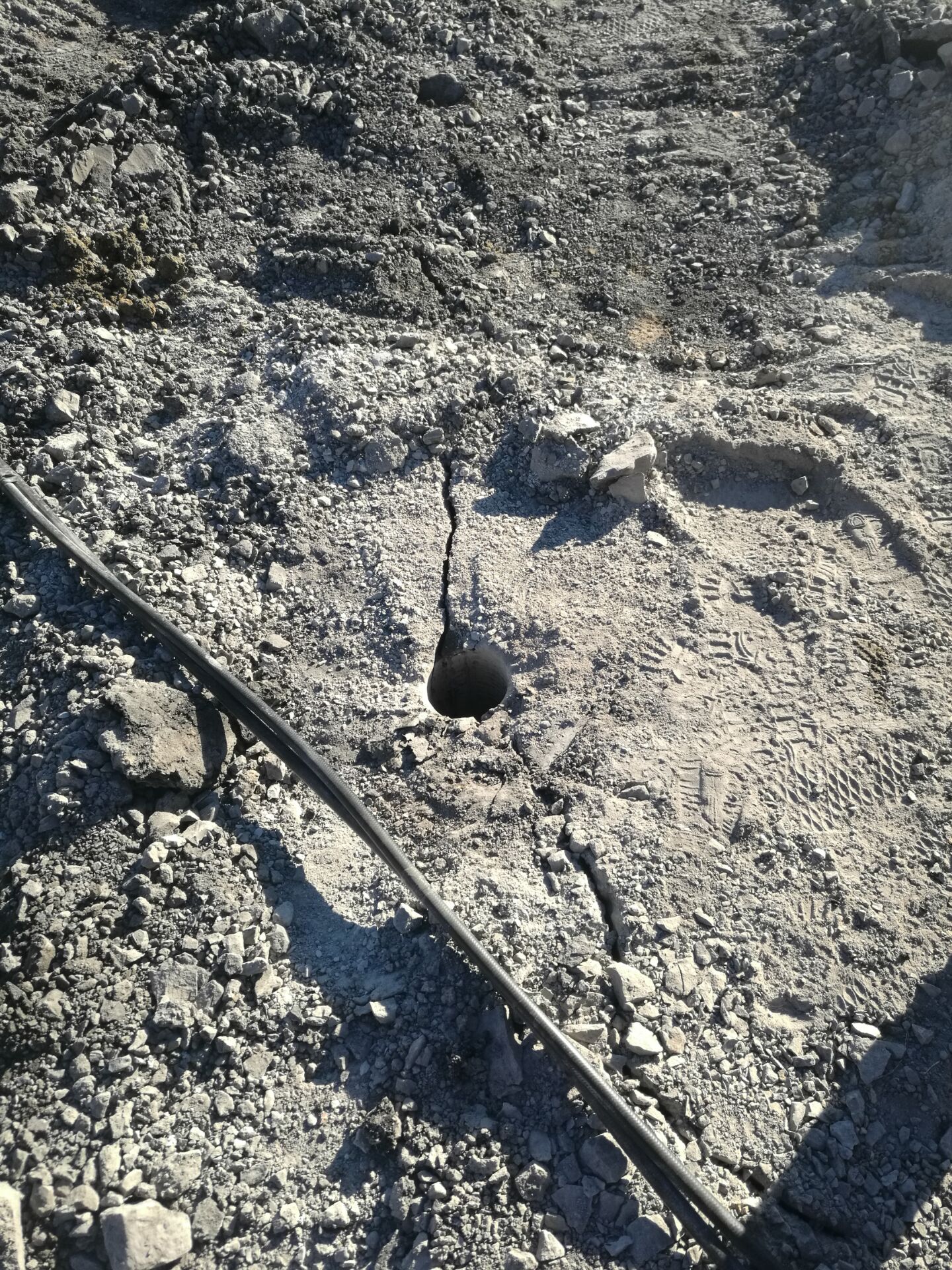 挖土方时遇到坚硬石层用分裂机