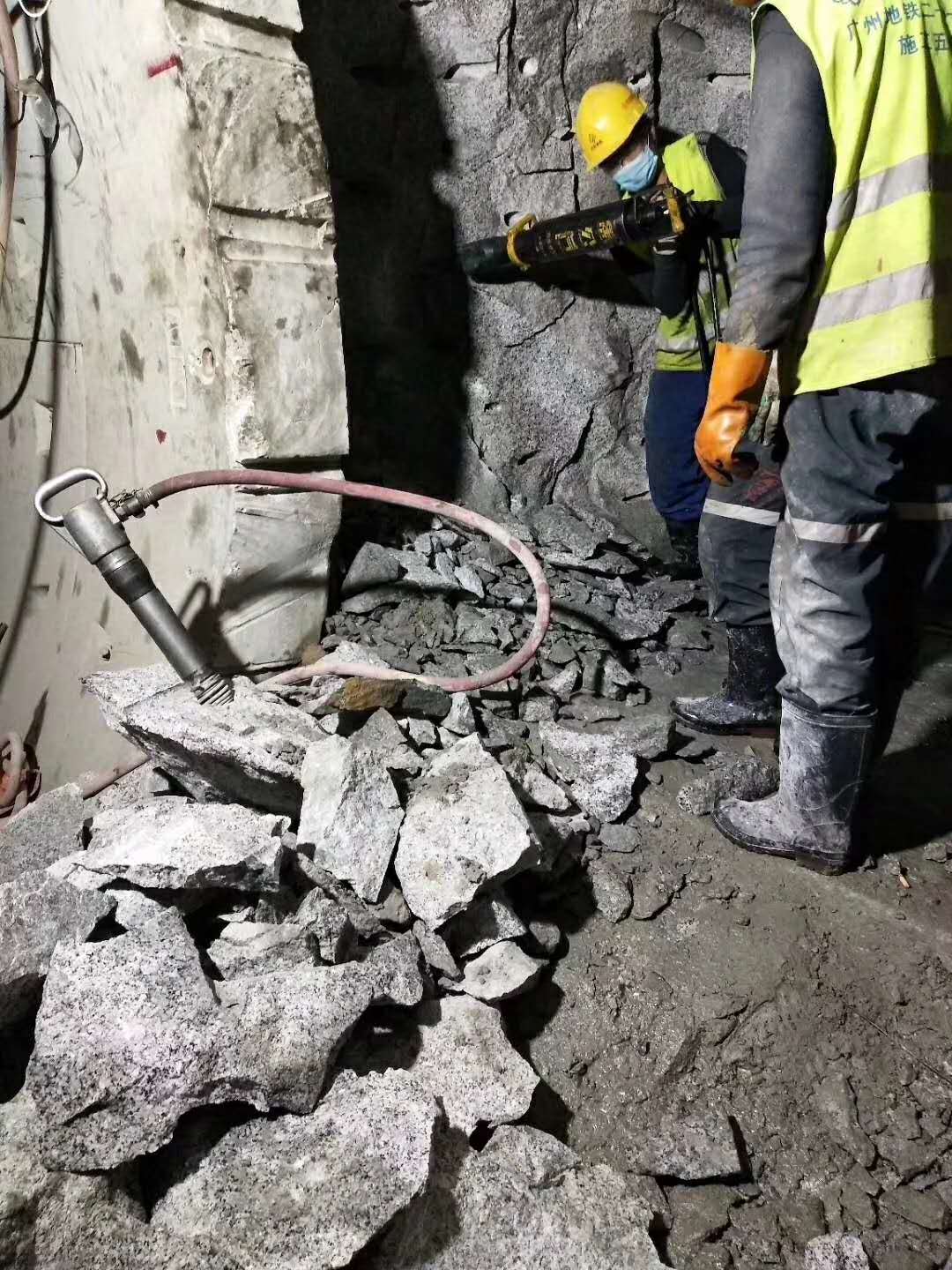 竖井开挖破除坚硬石头分裂机