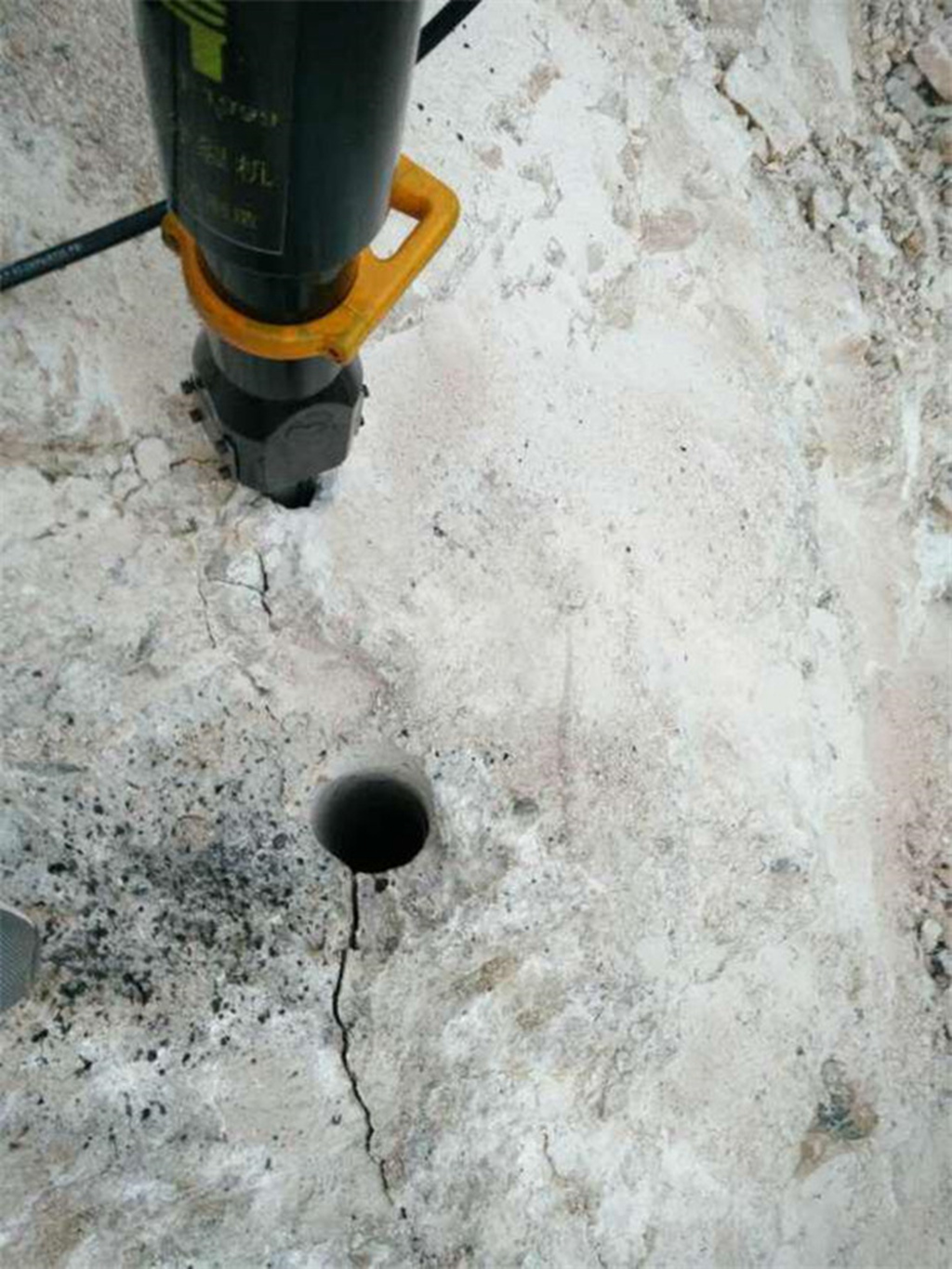 土石方建设快速破桩机液压劈裂机