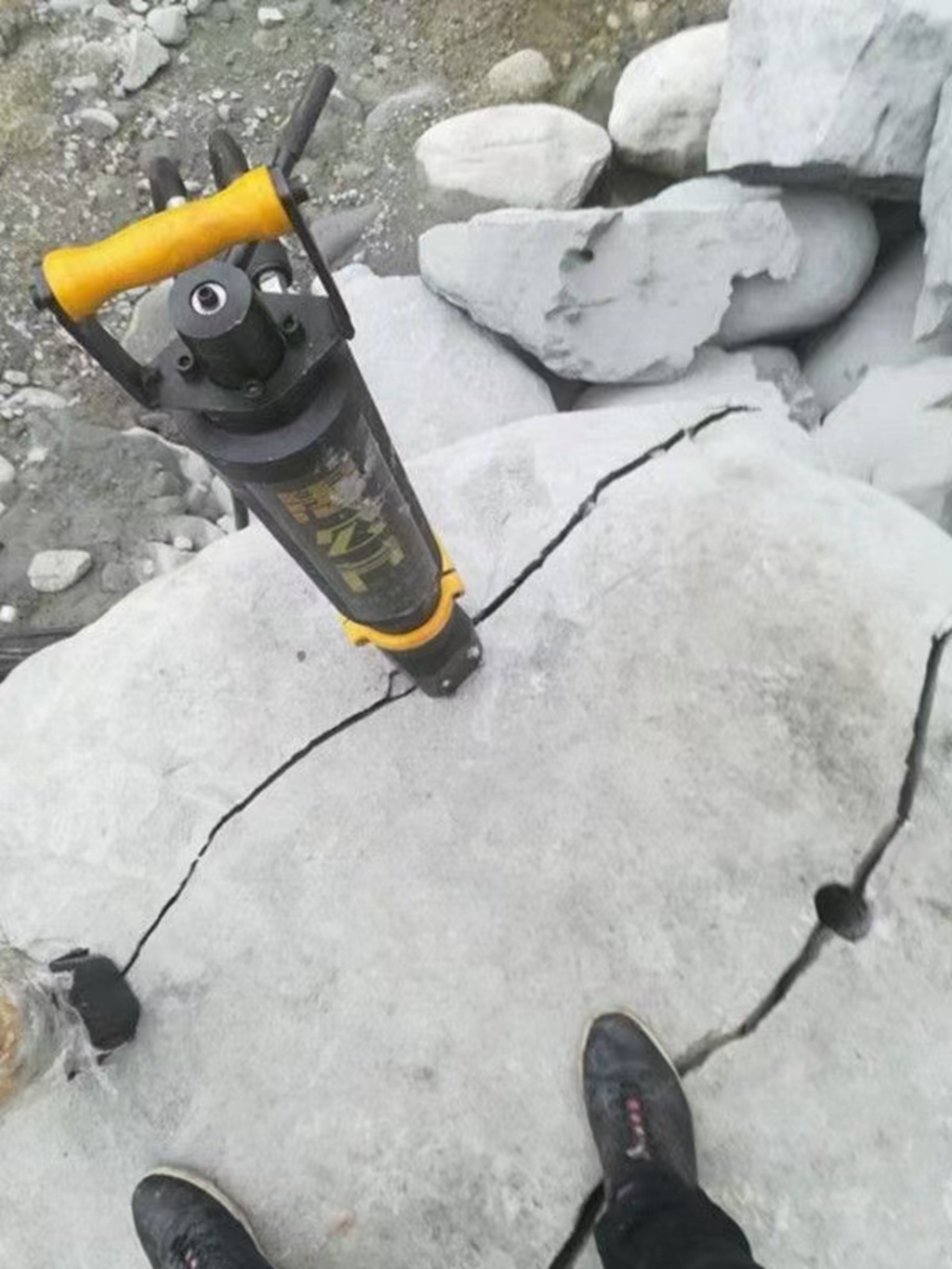 坚硬石头基坑开挖液压劈裂机