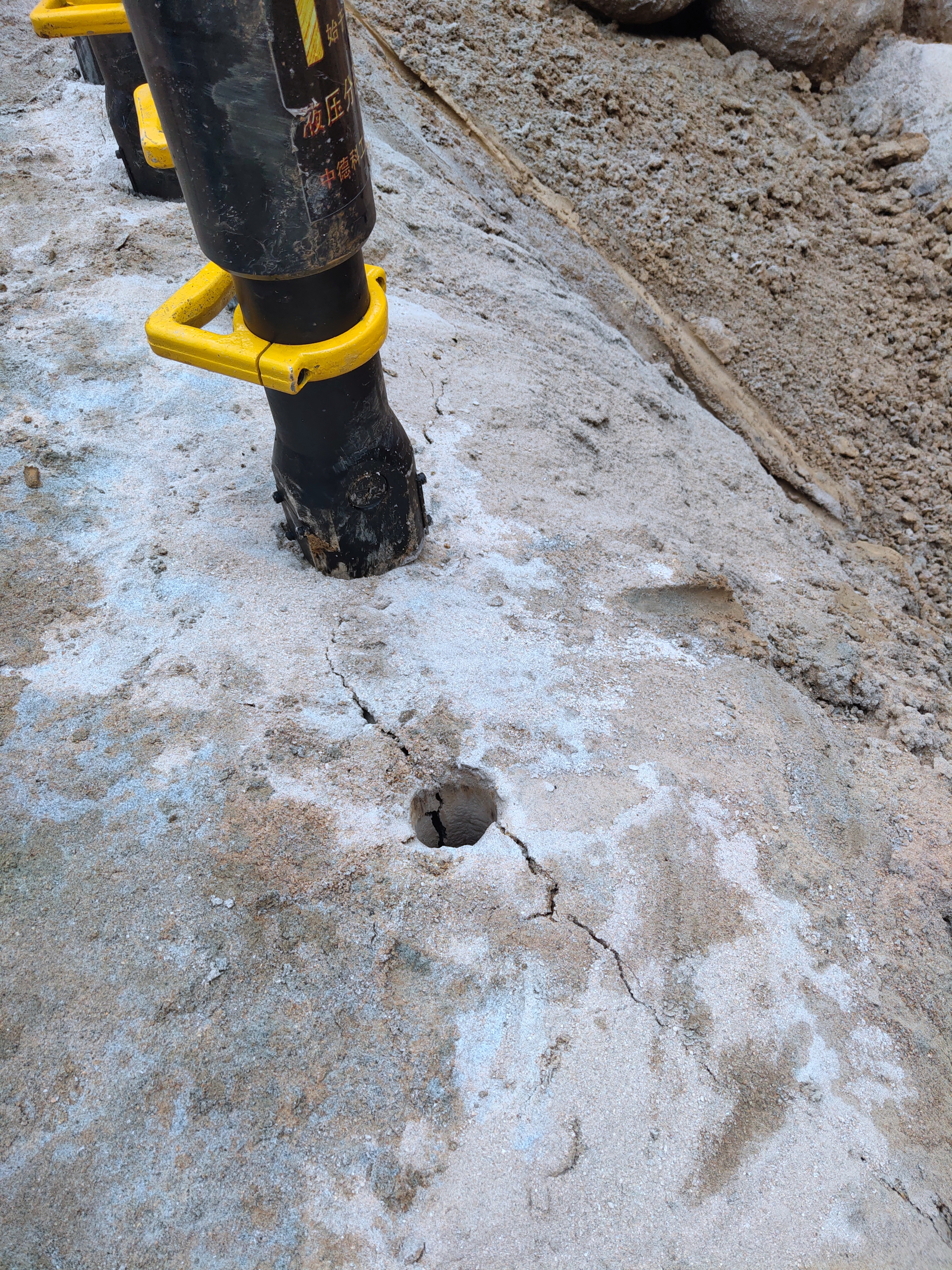 市政工程开采硬石头液压劈裂机
