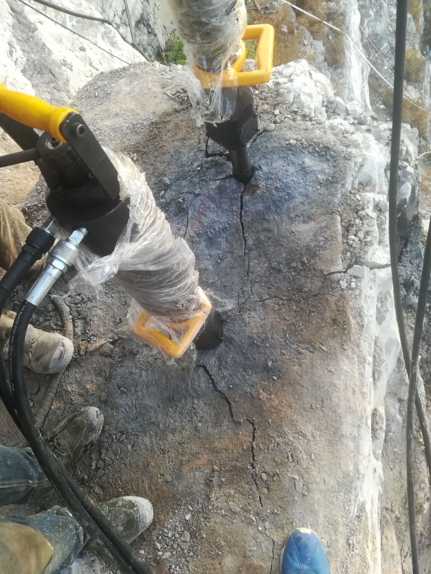 井下岩石开挖破裂器劈裂机