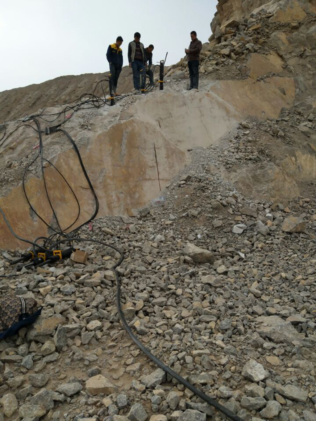 矿山开采破硬石头快速的劈裂机