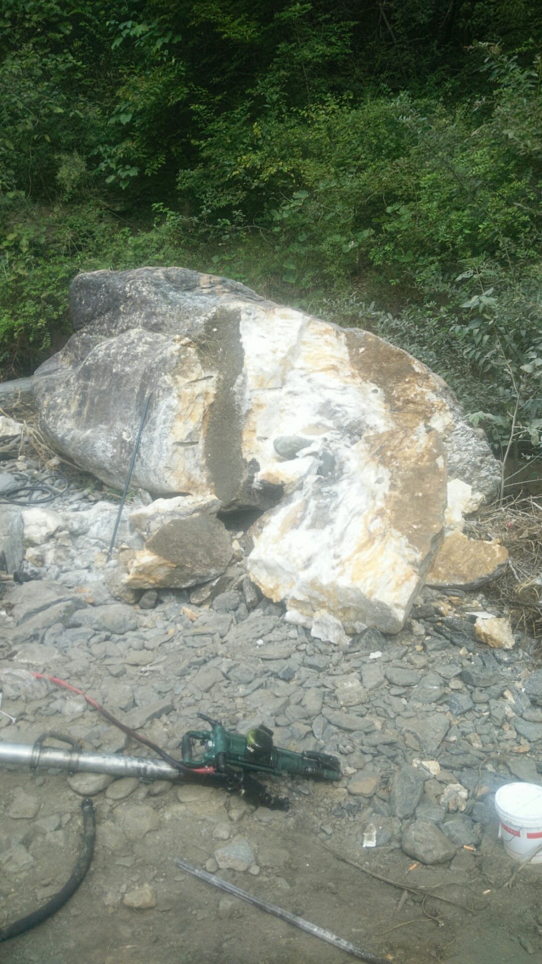 公路边坡分解坚硬岩石分裂机