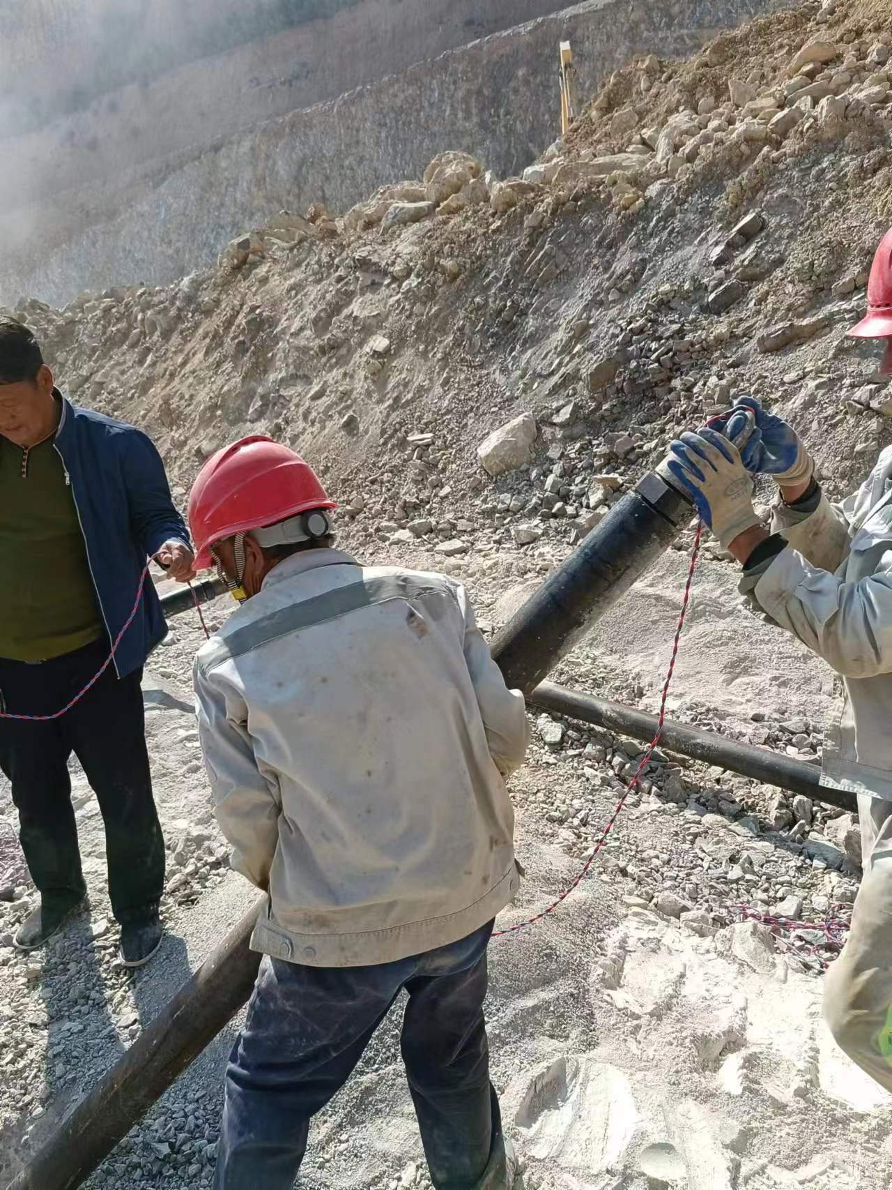 湖北襄樊露天矿山使用二氧化碳气体爆破代替爆破