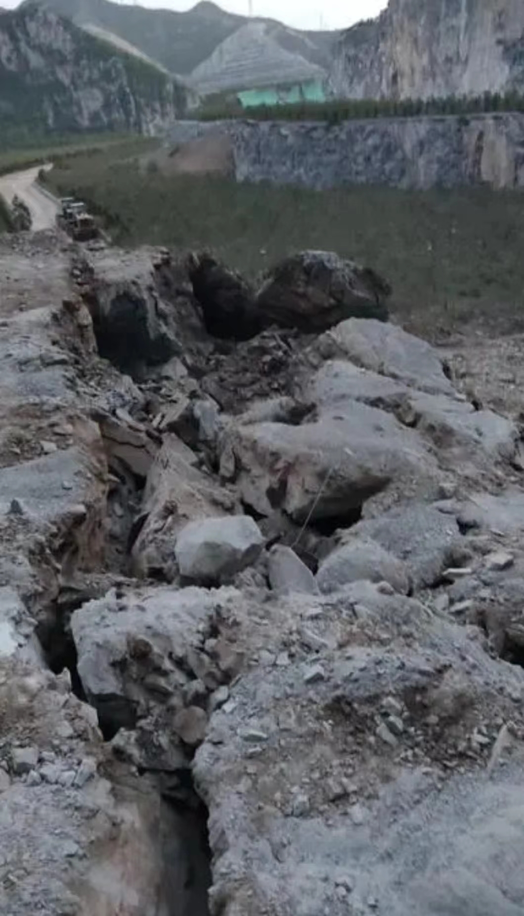 新疆五家渠气体膨胀爆破石料厂
