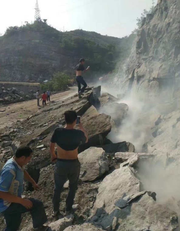 安徽池州二氧化碳气体爆破石英石开采现场