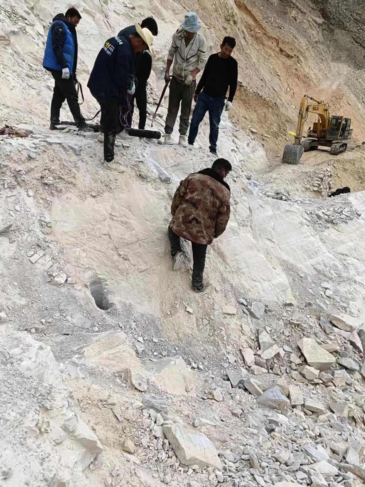 新疆库尔勒新型气体爆破设备施工现场