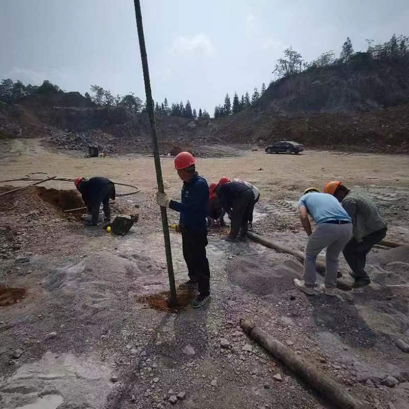 河南新乡设备二氧化碳爆破器花岗岩开采现场