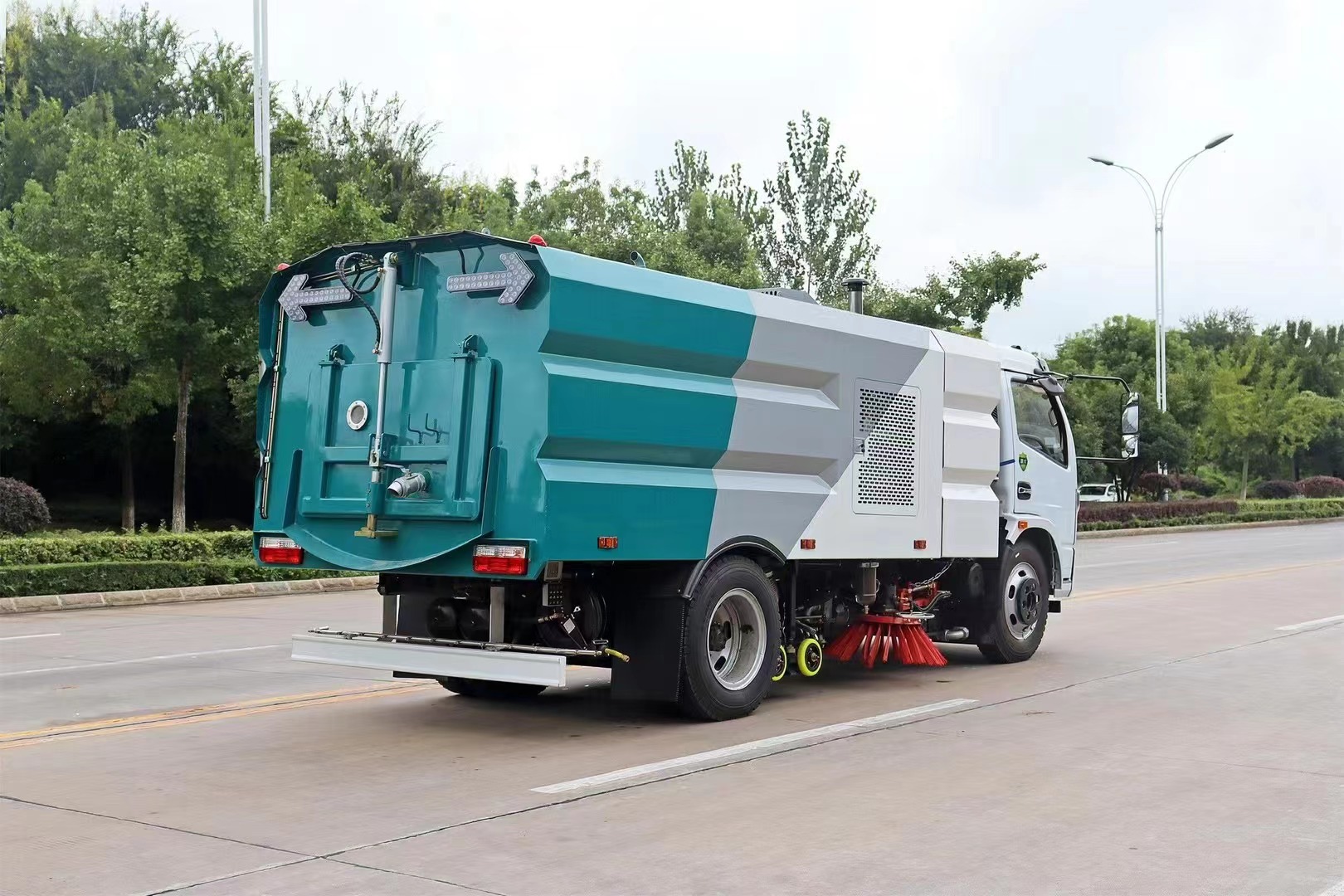 东风多利卡后置吸尘器车道路污染清除车自动扫地车