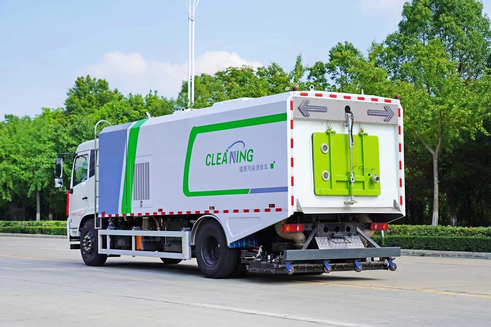 新款路面保洁车道路污染清除车小的扫路车