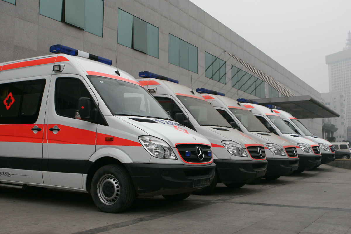 杨家救护车提供跨省转运病人服务，医护团队全程护送