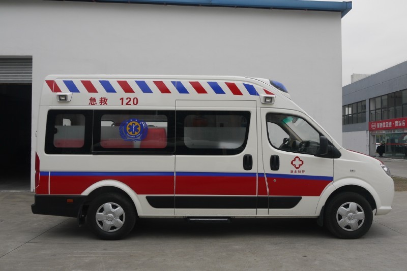 海拉尔120急救车转院病人长途跨省运送紧急到达