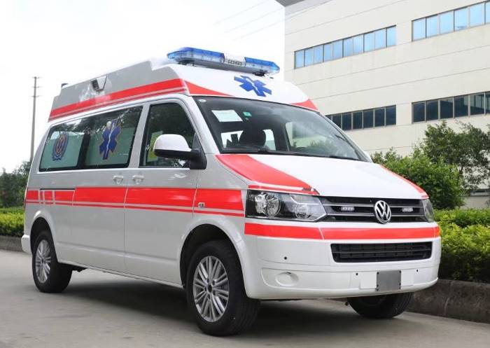 萍乡救护车提供跨省转运病人服务，医护团队全程护送