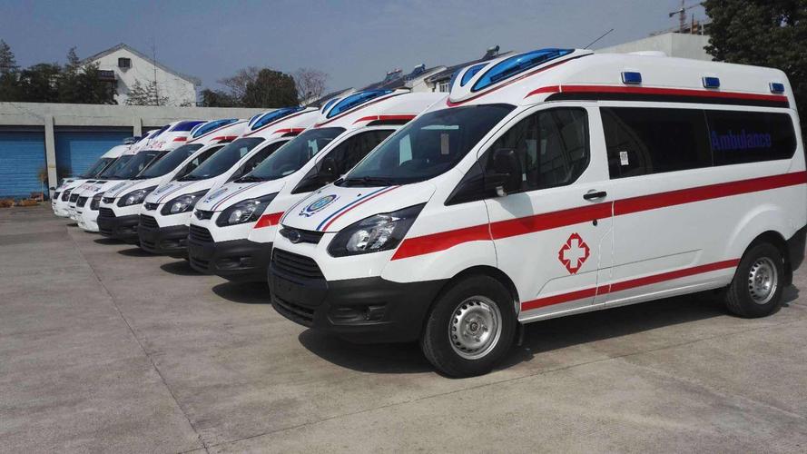 双河救护车提供长途转运病人服务，医护团队全程护送