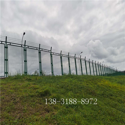 内蒙古呼伦贝尔正孔斜方围栏网-钢板网隔离网