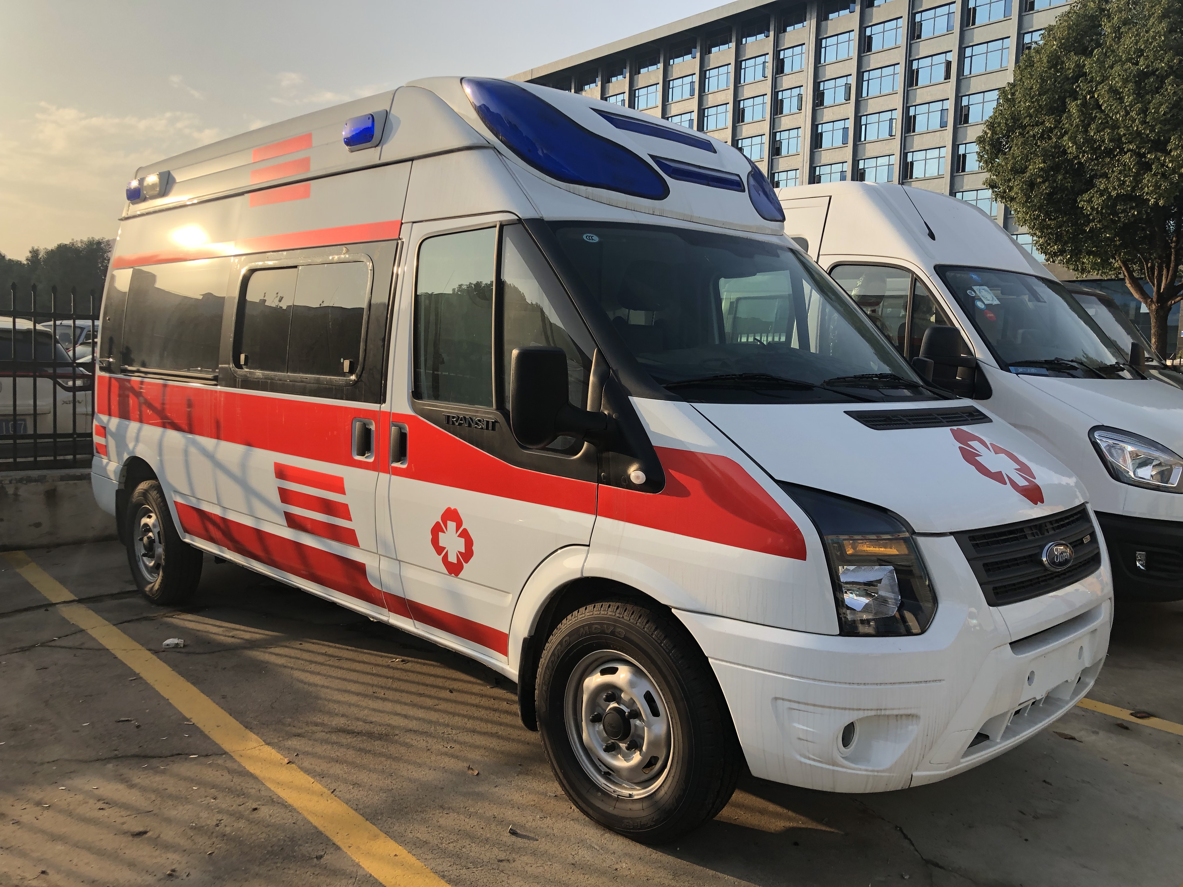 郑州救护车长途护送-异地救护车接送-病人长途返乡,回家