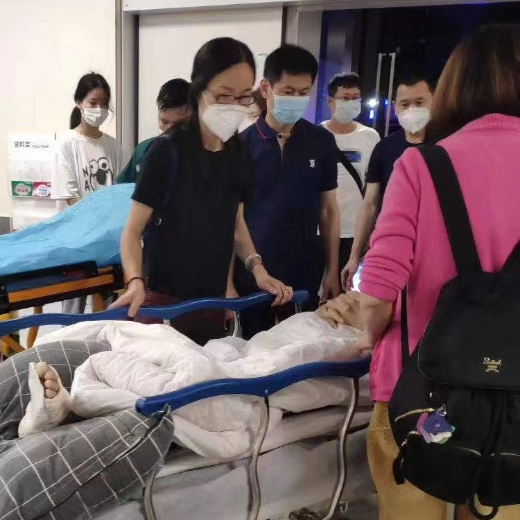 广州救护车转运重症患者-跨省救护车转运病人-随车医护人员