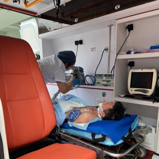 桂林救护车120长途转运-120跨省送病人转院-全国连锁服务